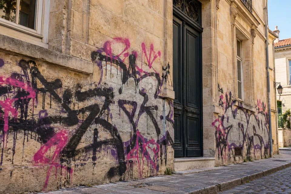 Illustration du bâti régional — Nouvelle-Aquitaine — avec graffiti
