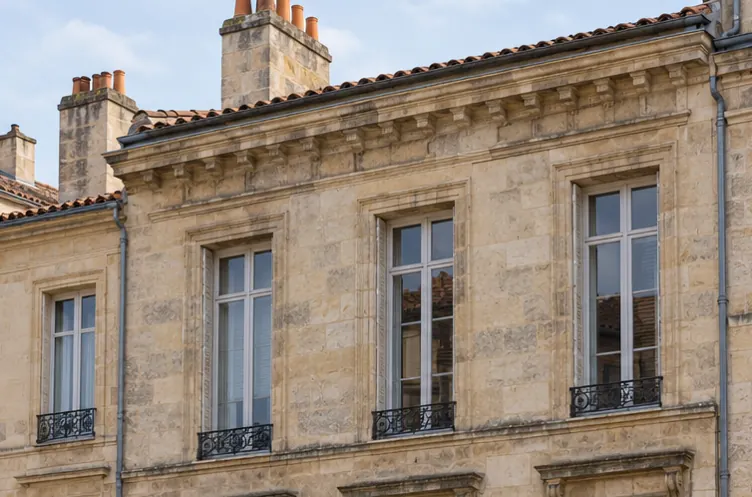 Illustration : Façade urbaine en pierre calcaire blonde