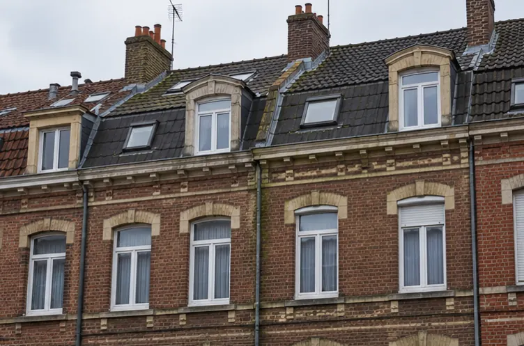Illustration : Façade urbaine en brique rouge et encadrements clairs
