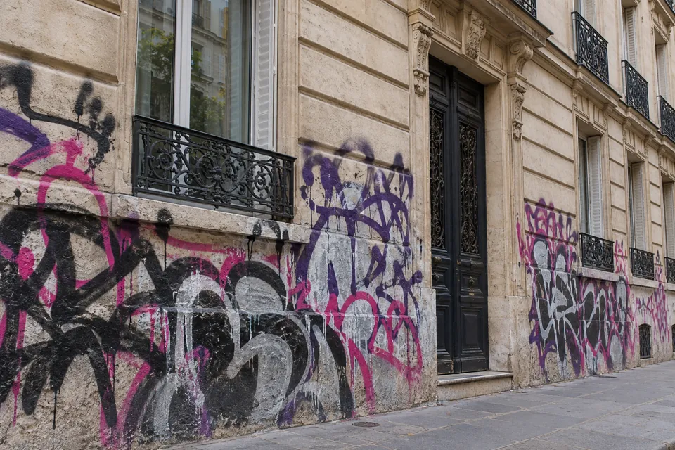 Illustration du bâti régional — Île-de-France — avec graffiti