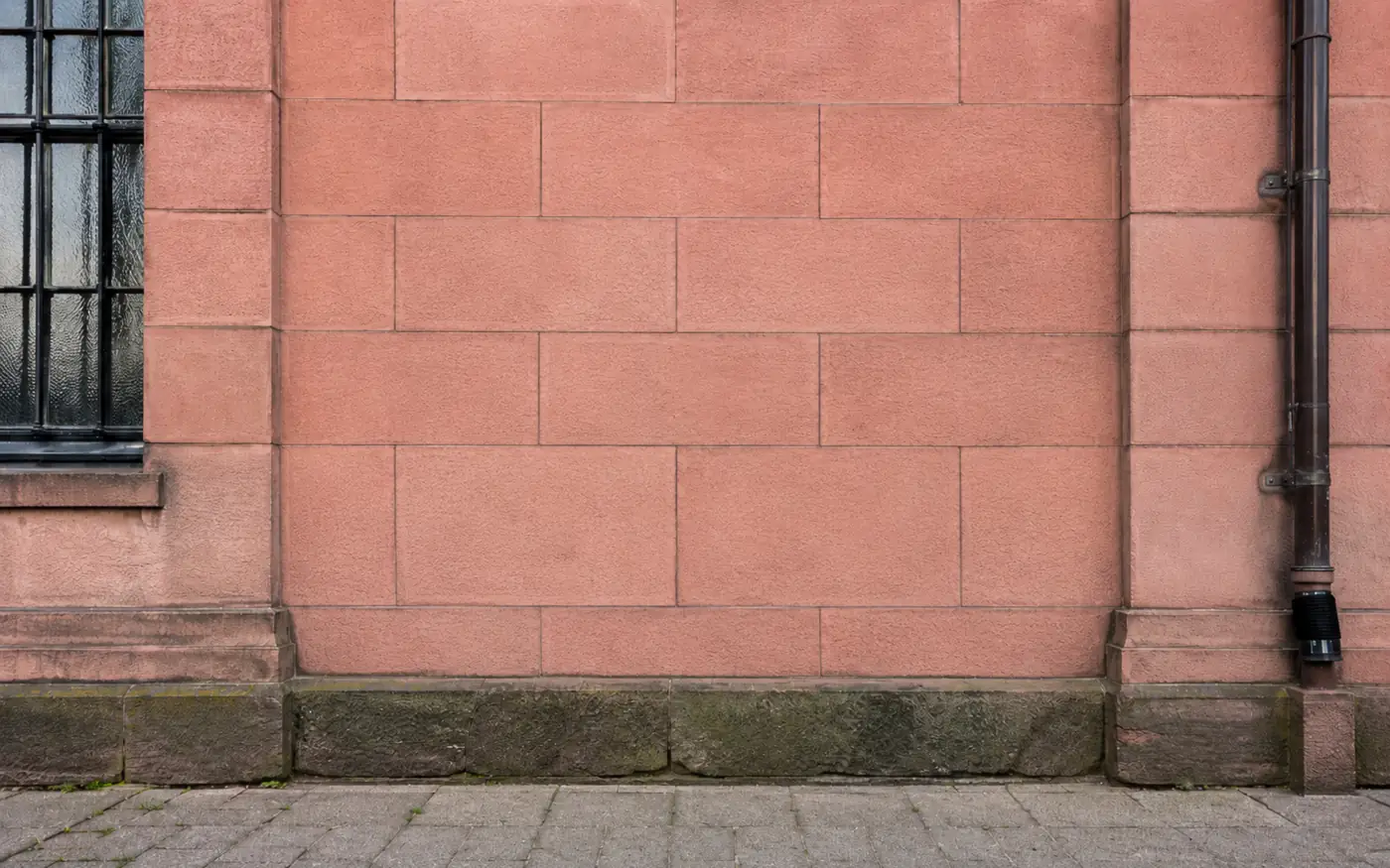 Façade avec des inscriptions à la bombe — simulation après effacement