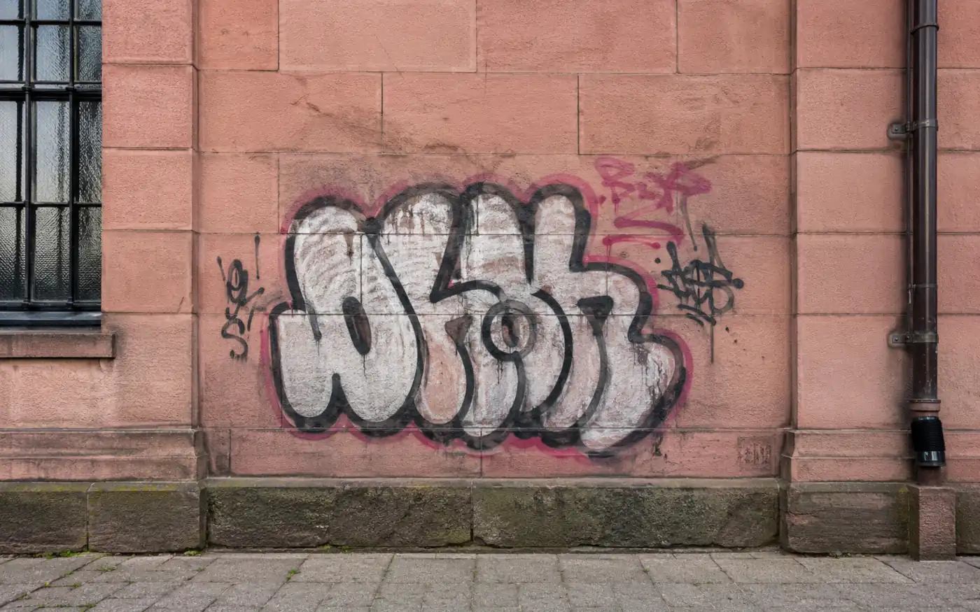Façade avec des inscriptions à la bombe — avec graffiti