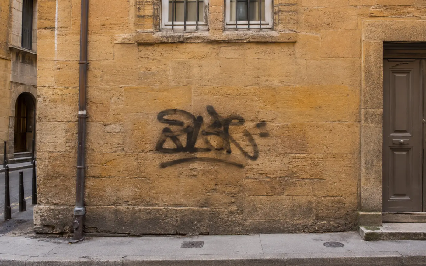 Illustration du bâti régional — Auvergne-Rhône-Alpes — avec graffiti