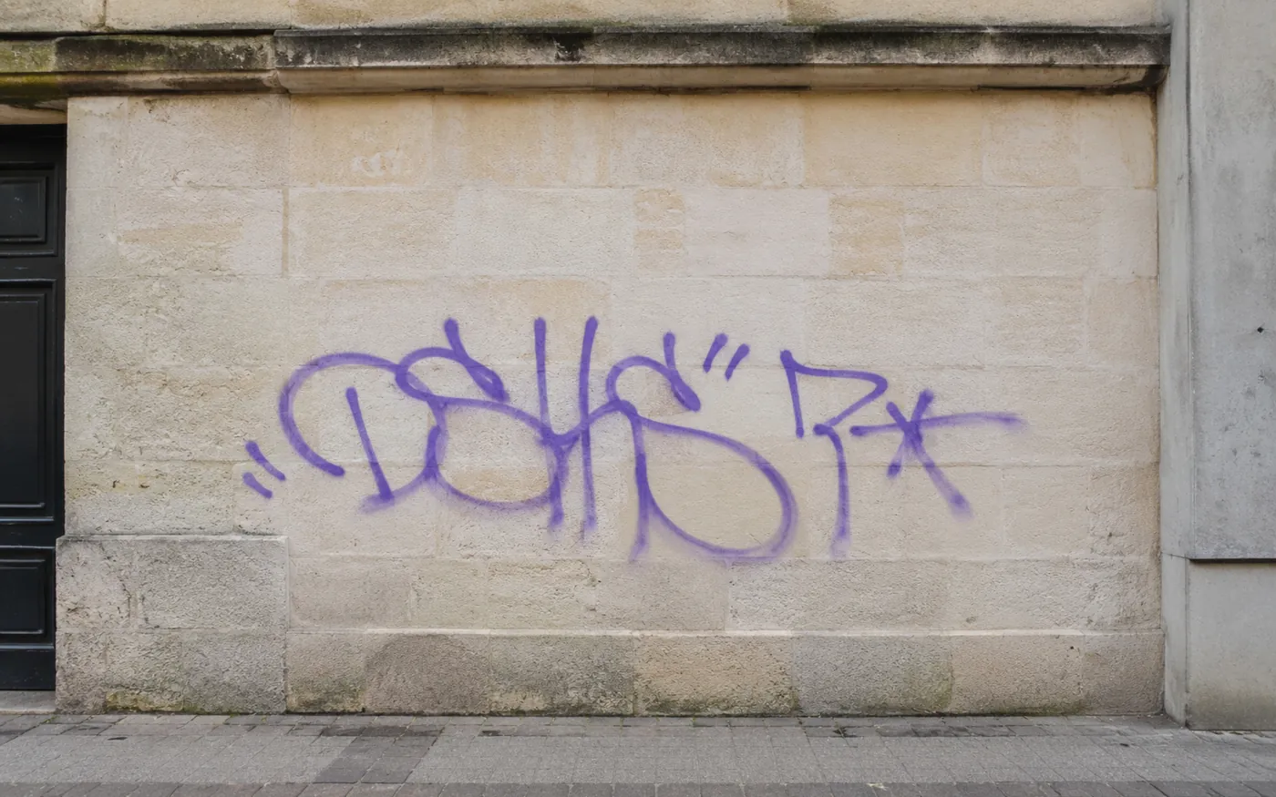 Illustration du bâti régional — Bourgogne-Franche-Comté — avec graffiti