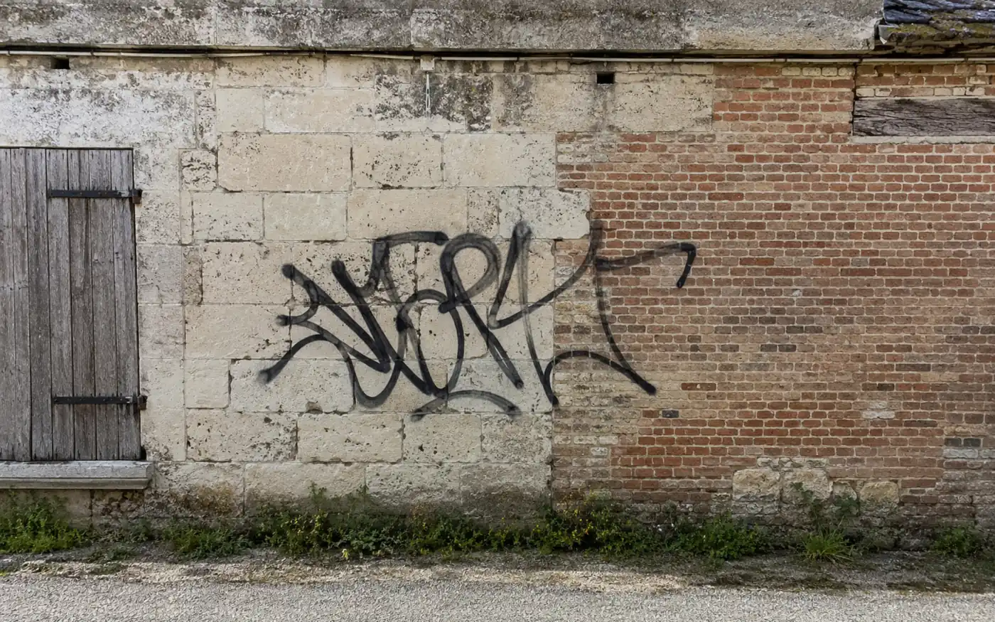 Illustration du bâti régional — Centre-Val de Loire — avec graffiti