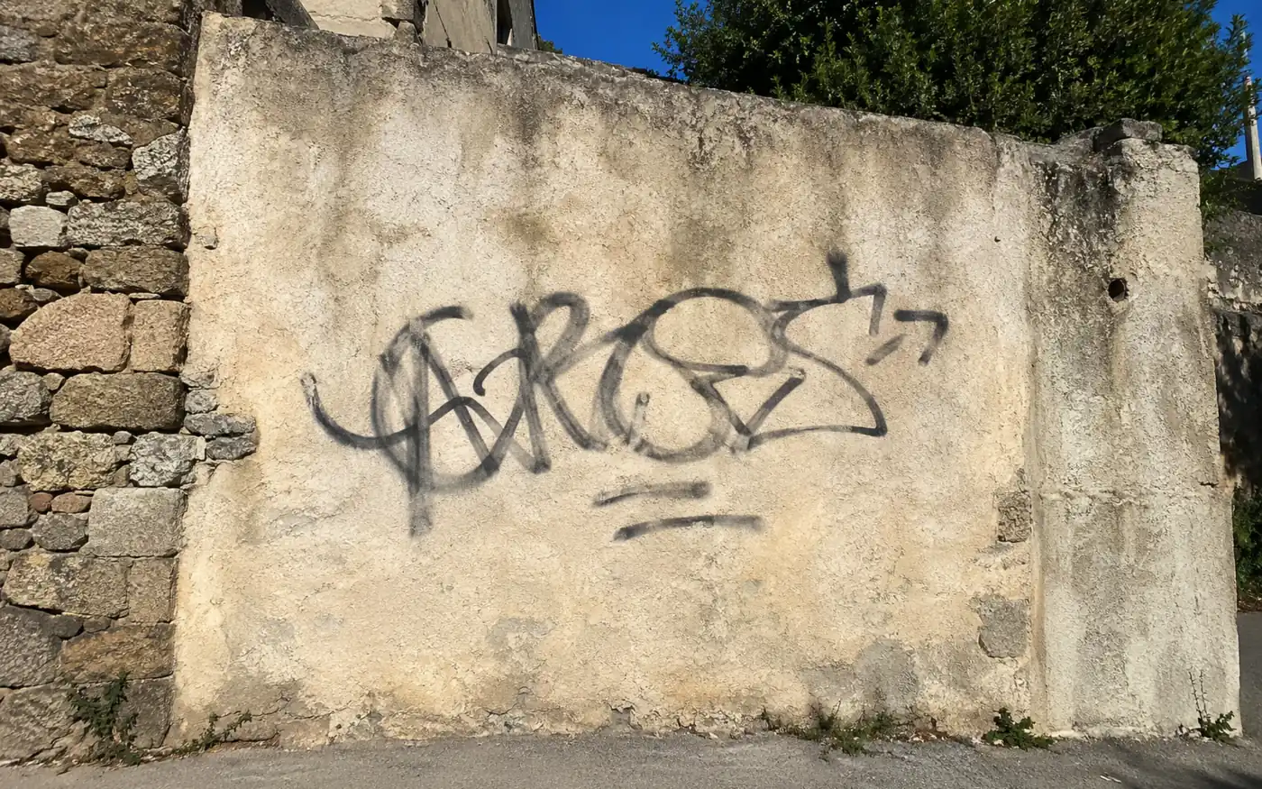 Illustration du bâti régional — Corse — avec graffiti