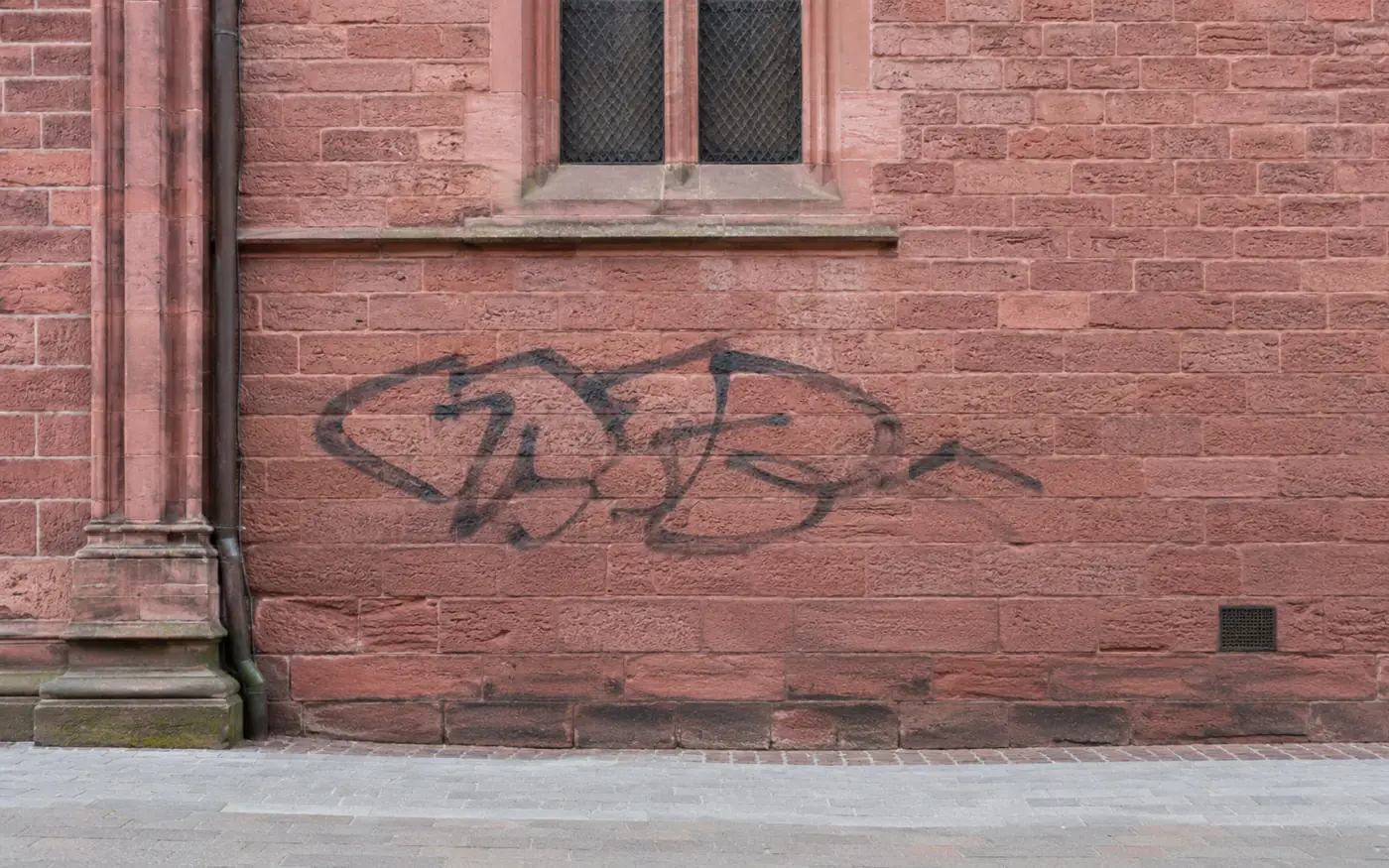 Illustration du bâti régional — Grand Est — avec graffiti