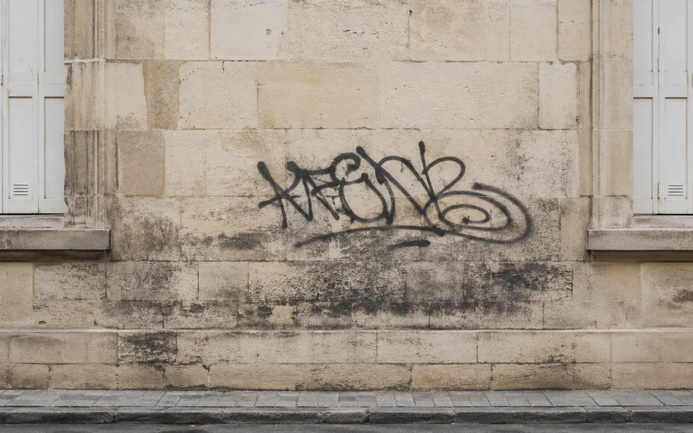 Illustration du bâti régional — Normandie — avec graffiti