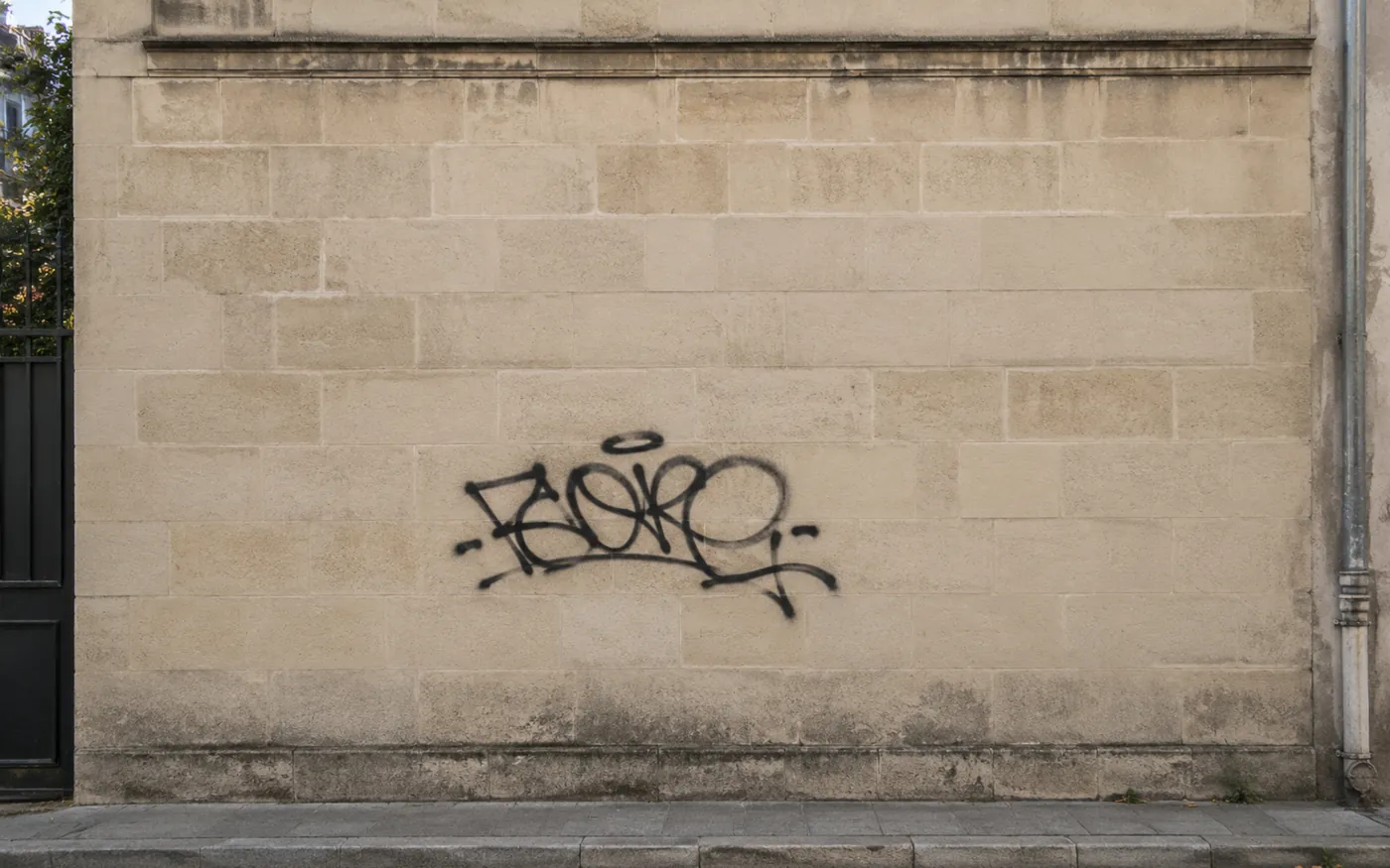 Illustration du bâti régional — Nouvelle-Aquitaine — avec graffiti