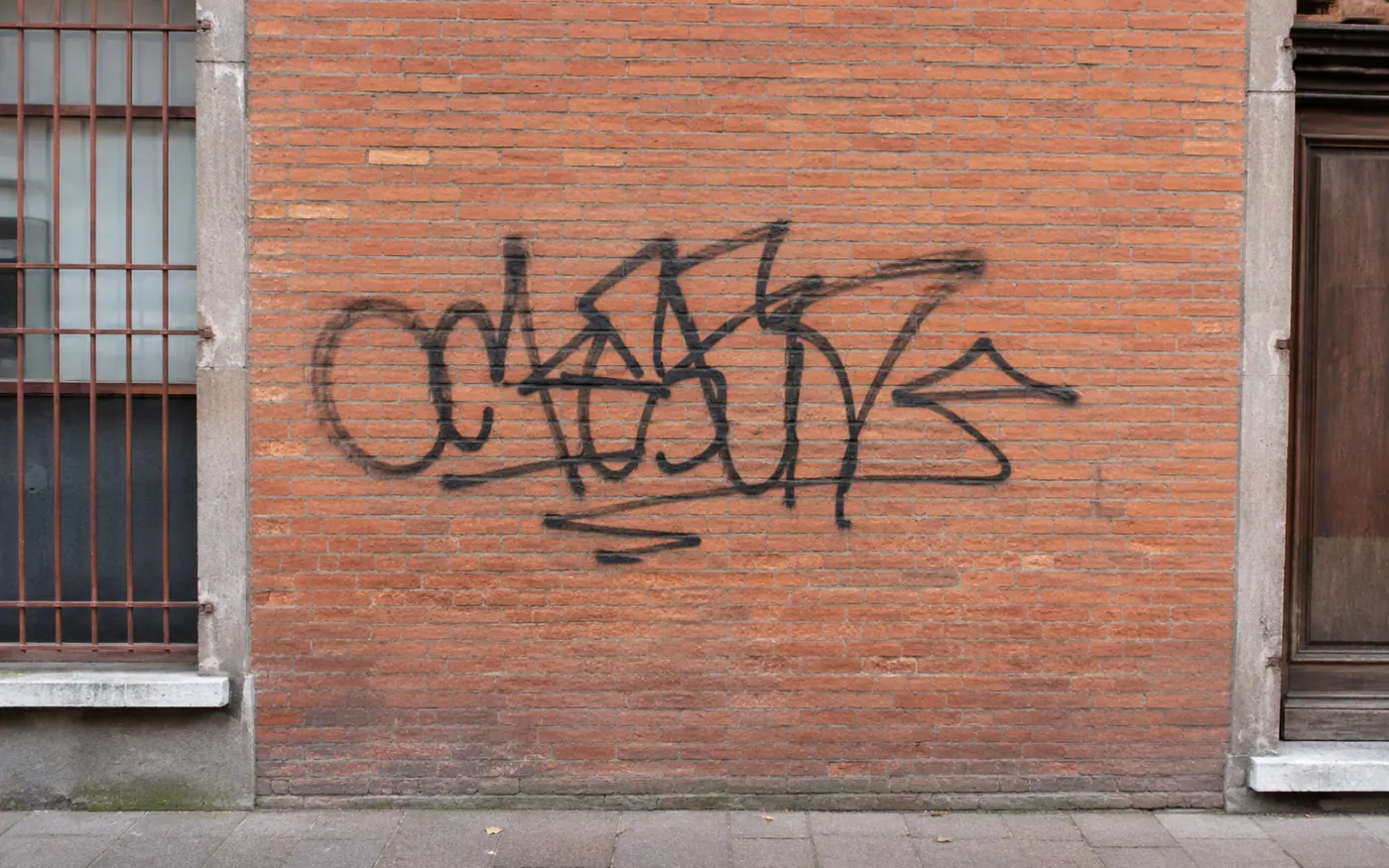 Illustration du bâti régional — Occitanie — avec graffiti